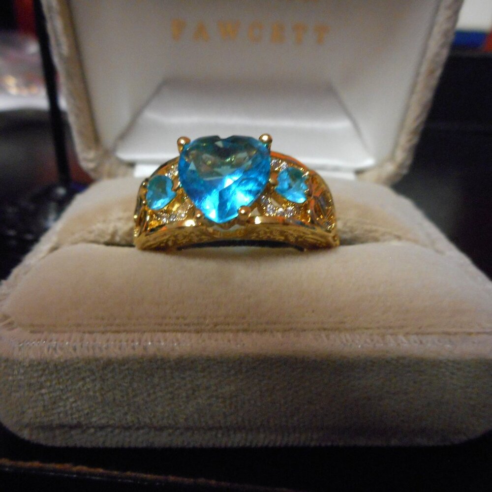 NWOT  Ladies blue heart rhinestone Ring in gold metal sz 10